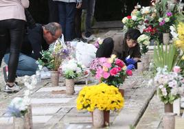 Trabajos de limpieza de lápidas en el cementerio de Logroño.