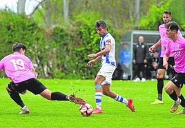 Prueba, error. Moi sofoca una de las incursiones en campo rival del Náxara, en esta ocasión, en las botas de Rojo.