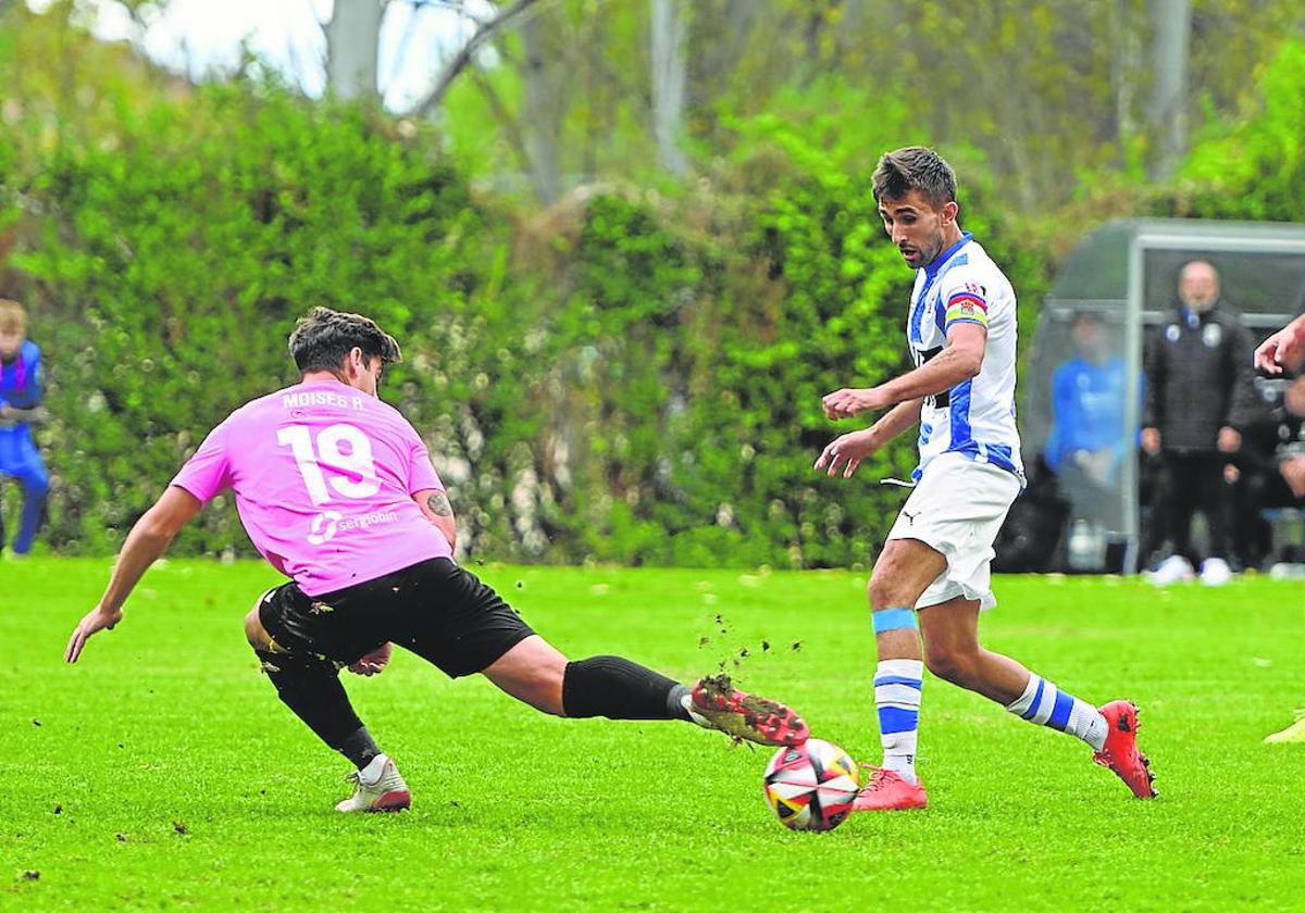 Prueba, error. Moi sofoca una de las incursiones en campo rival del Náxara, en esta ocasión, en las botas de Rojo.