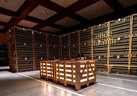 Botellero de madera, uno de los últimos que quedan en Rioja y que alberga más de dos millones de botellas de reservas y grandes reservas de Bodegas Valdemar.