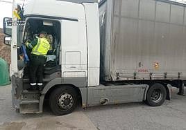 Cuatro meses de cárcel para un camionero por conducir con la tarjeta de otro en el tacógrafo