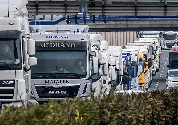 Camioneros riojanos durante una huelga del transporte en marzo de 2022.