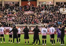 Los jugadores se despiden de la afición tras el partido.
