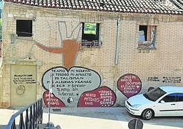 Edificio, con una llamativa pintada, en el 29 de Portillo de la Plaza.