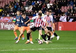 Liza protege el balón ante el acoso de Canós