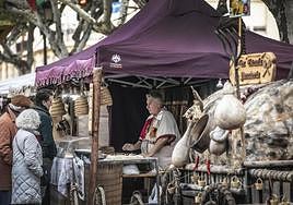 Puesto artesano del mercado.