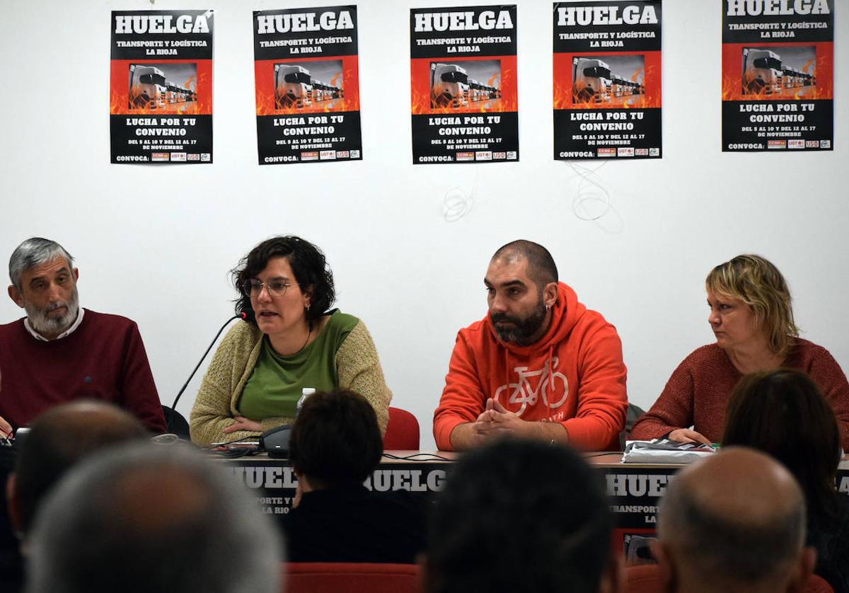 Manolo Alonso (UGT), Nuria Vicente (CC OO), Rubén Lafuente (USO) y Rebeca García (CSIF), durante la asamblea de trabajadores de transporte celebrada este sábado.