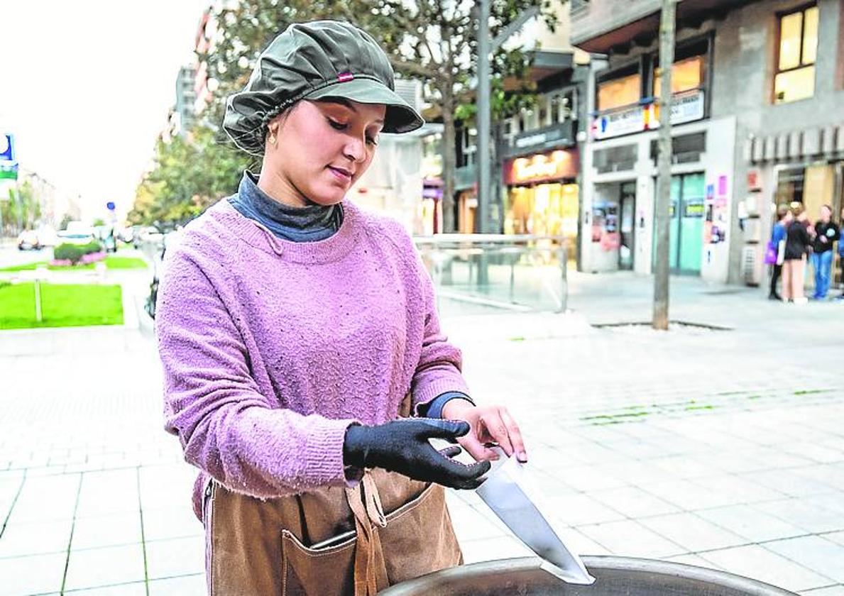 Marian Bouabid, en su puesto de castañas.