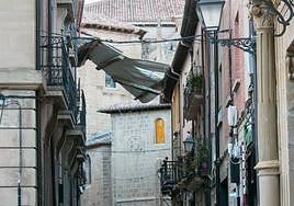El viento arranca el tejado de un edificio de la calle Mayor de Santo Domingo