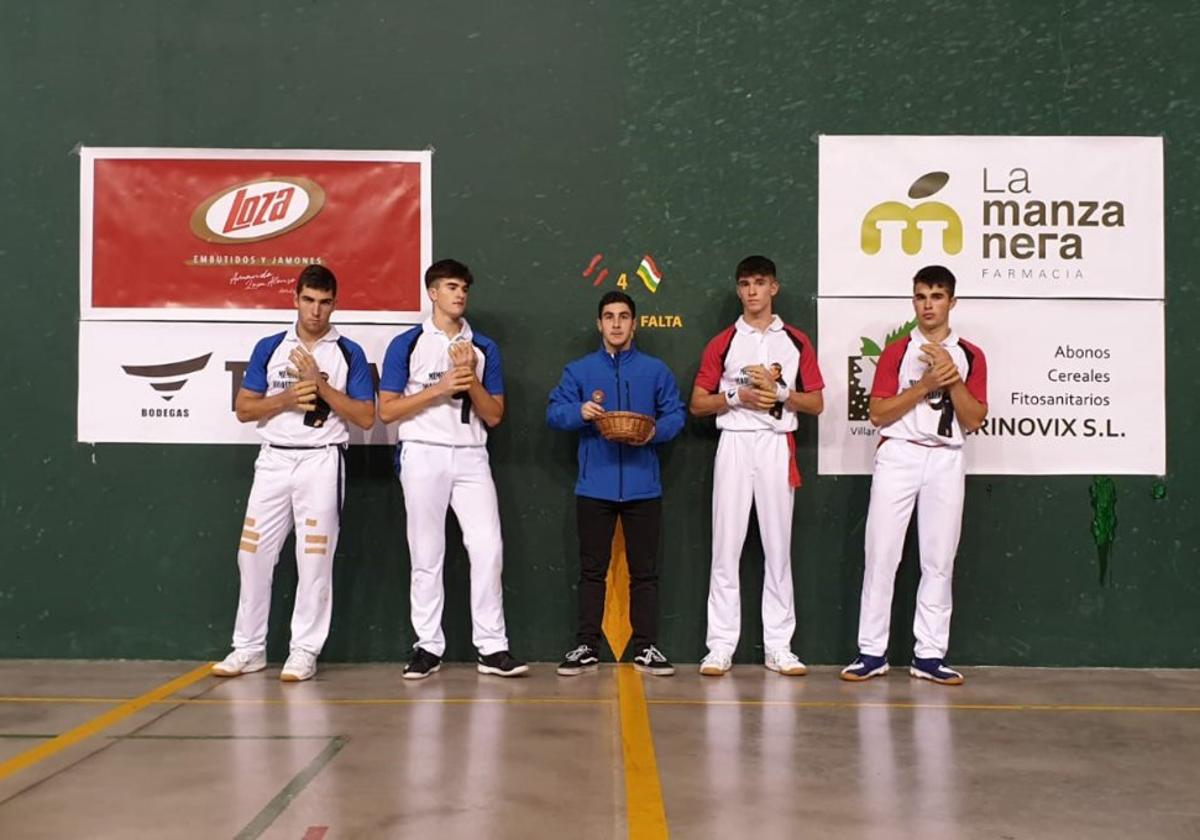 Los protagonistas del partido de Promesas de Ezcaray, antes de comenzar a jugar.