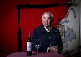 Juan Luis Cañas junto a una botella de crianza de 2019 de la bodega que lleva el nombre de su padre, en el Gran Hotel Lakua.