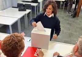 Concha Andreu deposita su voto.