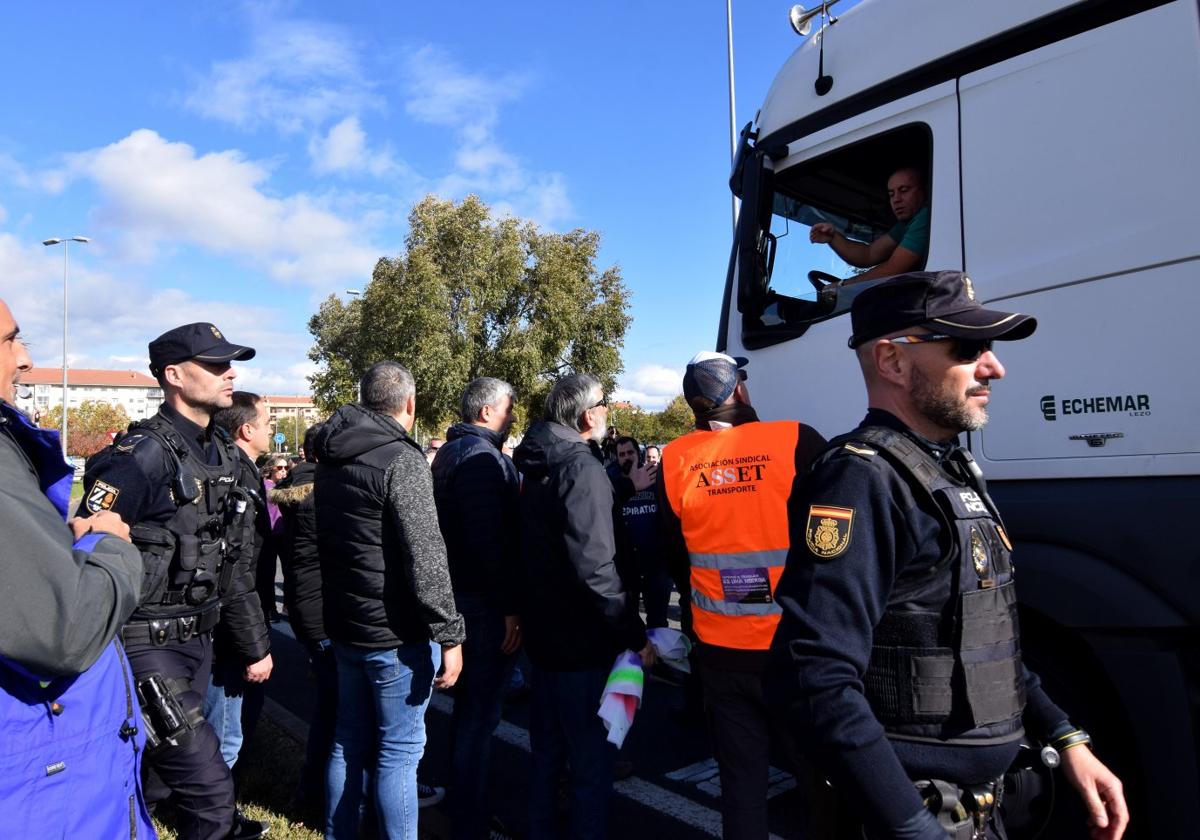 Algunos manifestantes intentan persuadir a un camionero para que lo aparque y secunda la huelga.