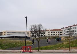 Alumnos del SIES Comercio de Villamediana cruzan el solar de la calle Gonzalo de Berceo –que ahora se dedicará al instituto– para dirigirse a clase.