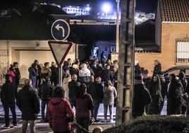 Concentración de vecinos y vecinas de Yagüe, el pasado viernes, junto al callejón que da acceso al 26 y al 28 de la calle Manresa.