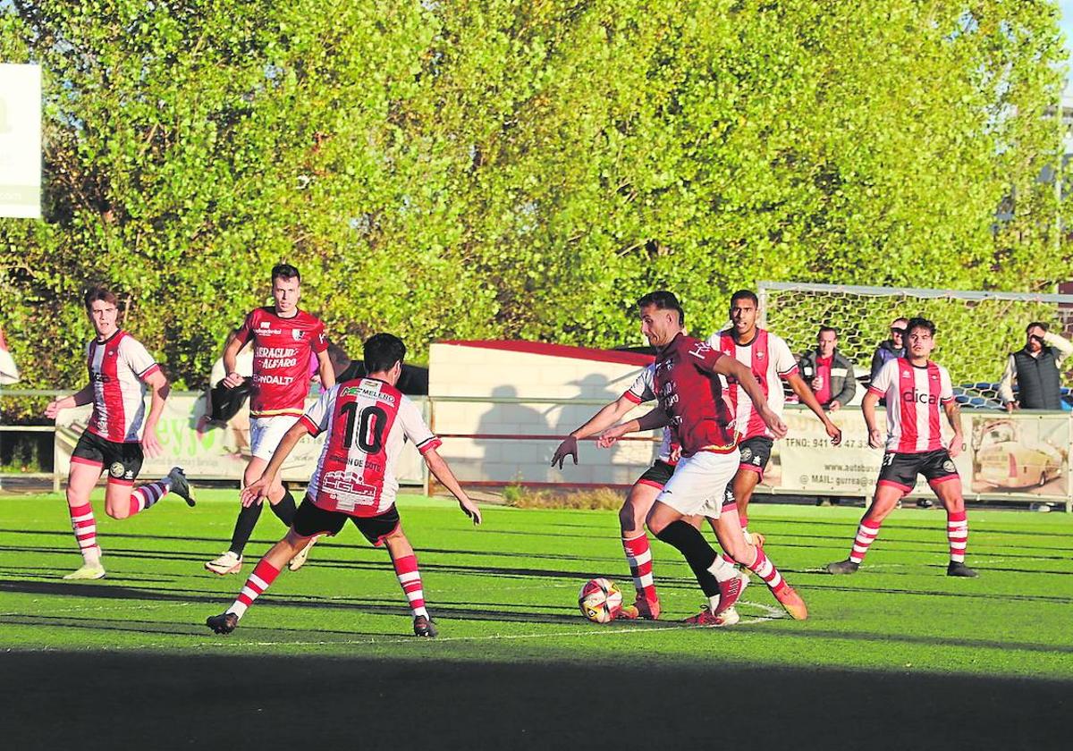 Nacho Navajas, autor del segundo gol, busca irse de la defensa para conectar con Jiménez, al que ya asistió para marcar el primero.