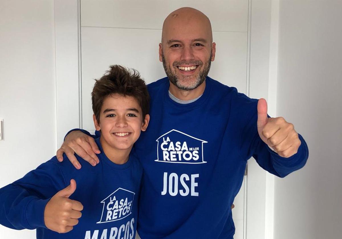 Marcos y José Uriarte con la sudadera de La casa de los retos.