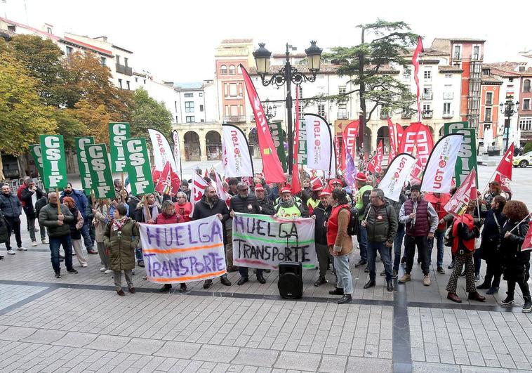 Representantes de CC OO, UGT, USO y CSIF se han concentrado ante la sede de la FER para reclamar un nuevo convenio en el sector del transporte.