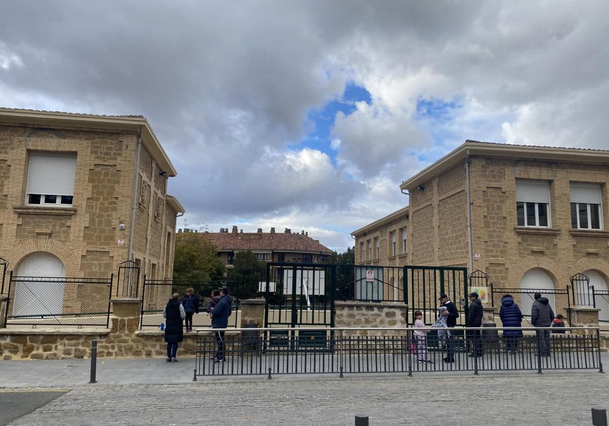 Salida del comedor del colegio San Felices de Haro, este martes.