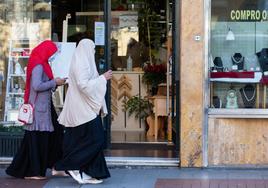 Dos mujeres inmigrantes caminan por una céntrica calle de la capital riojana.