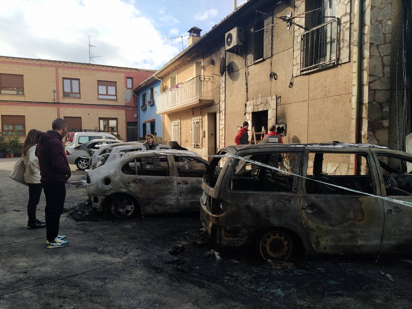 Espectacular incendio de seis coches y una moto en Albelda