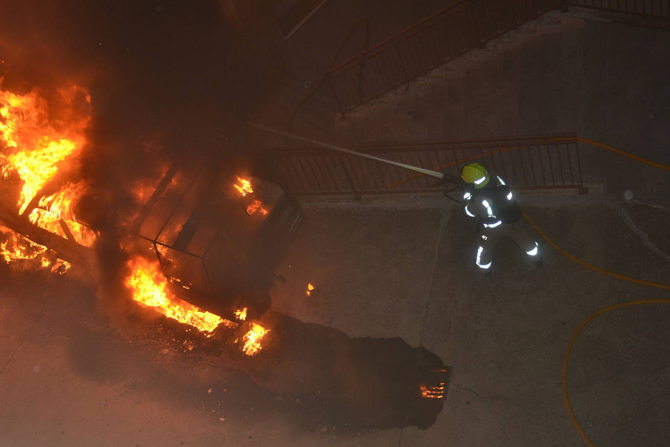 Espectacular incendio de seis coches y una moto en Albelda