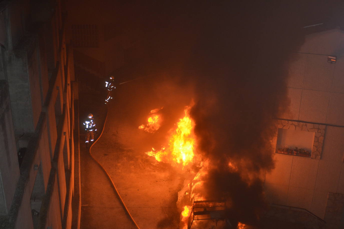 Espectacular incendio de seis coches y una moto en Albelda