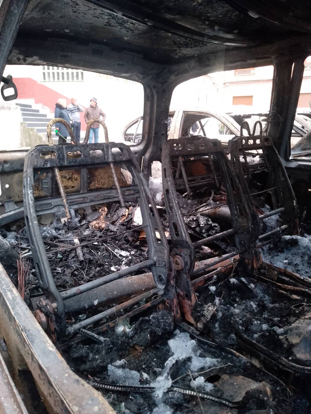 Espectacular incendio de seis coches y una moto en Albelda