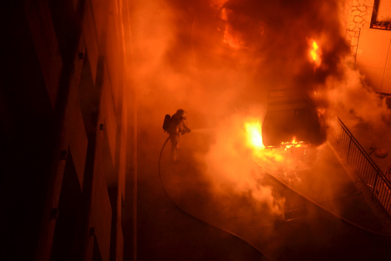 Espectacular incendio de seis coches y una moto en Albelda