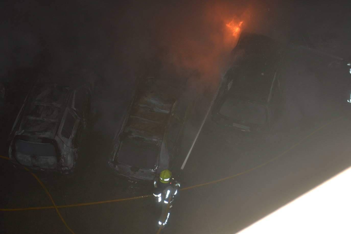 Espectacular incendio de seis coches y una moto en Albelda