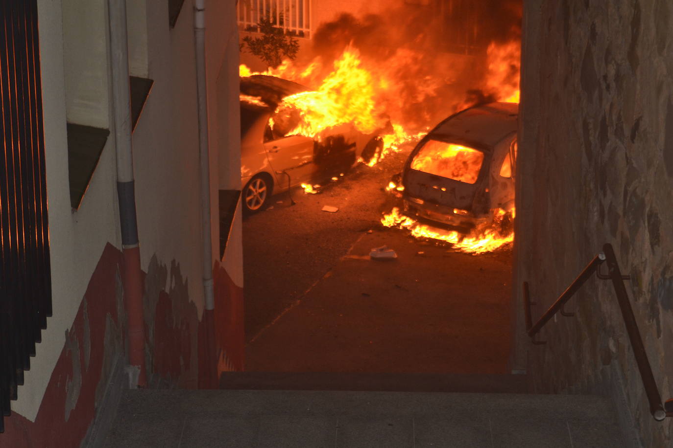 Espectacular incendio de seis coches y una moto en Albelda