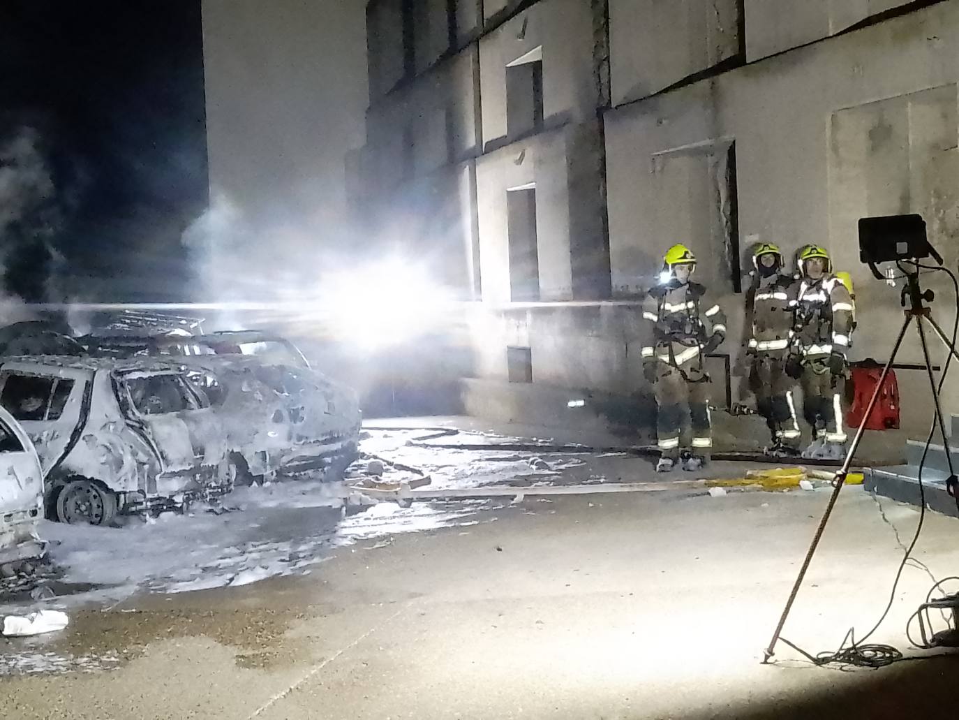 Espectacular incendio de seis coches y una moto en Albelda