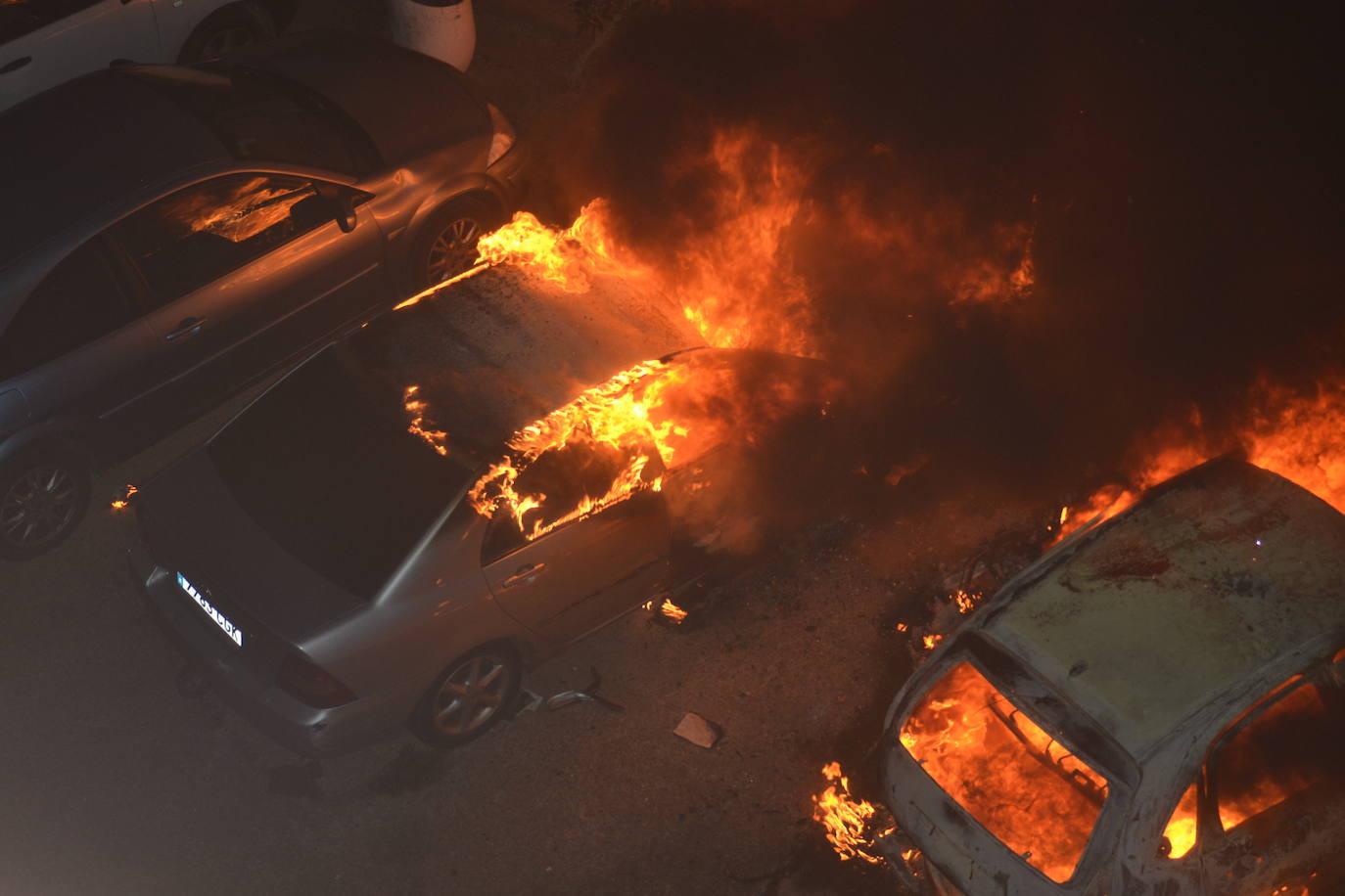 Espectacular incendio de seis coches y una moto en Albelda