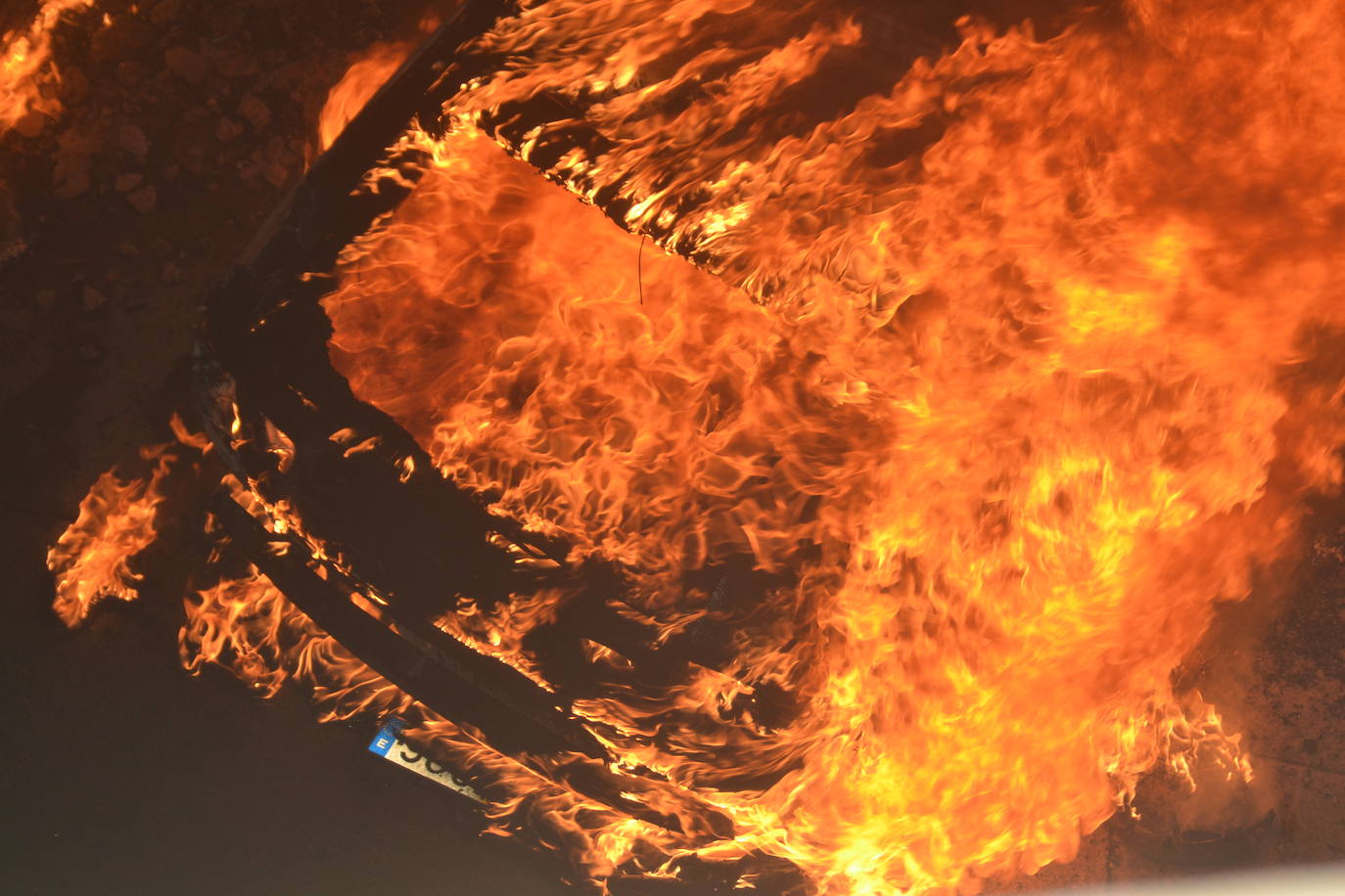 Espectacular incendio de seis coches y una moto en Albelda