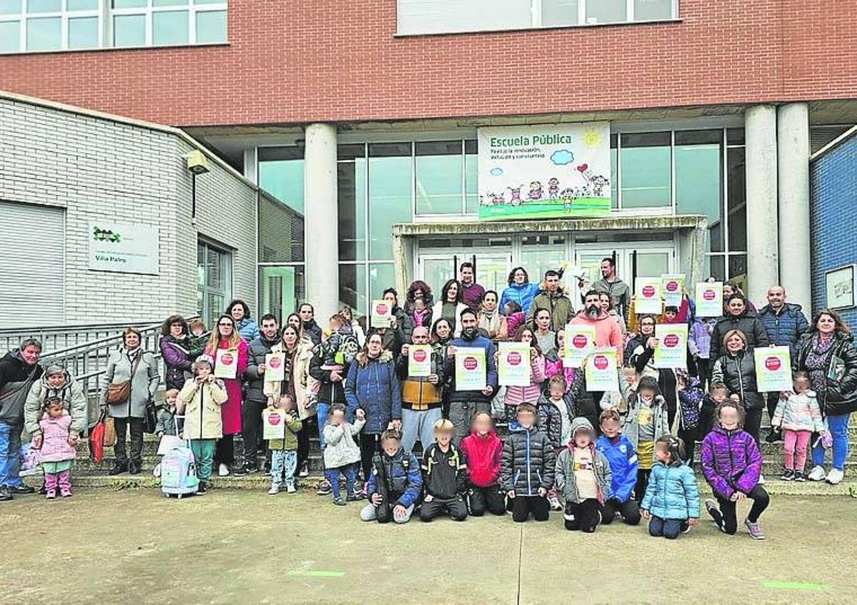 Imagen secundaria 1 - Ampa CEIP Eladio del Campo de Murillo de Río Leza; padres, madres y alumos del CEIP Villa Patro de Lardero y protesta en el CEIP Ángel Oliván de Calahorra a primera hora de la tarde de este miércoles.