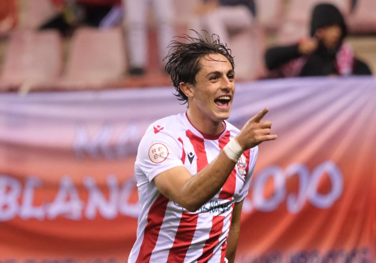 Enzo Facchin, celebra uno de sus goles con la camiseta de la UDL.