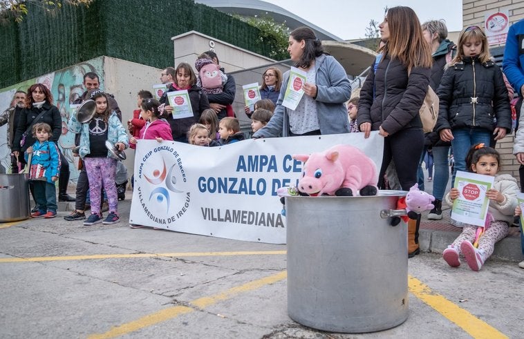 Protesta de los padres y alumnos del CEIP Gonzalo de Berceo de Villamediana de Iregua en la tarde de este miércoles a las puertas del centro.