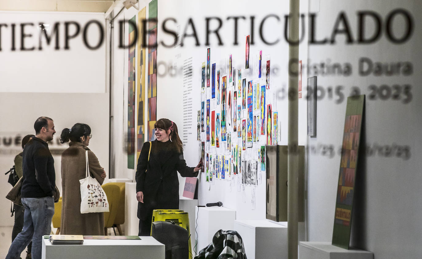 La autora catalana Cristina Daura expone su obra en el Ayuntamiento