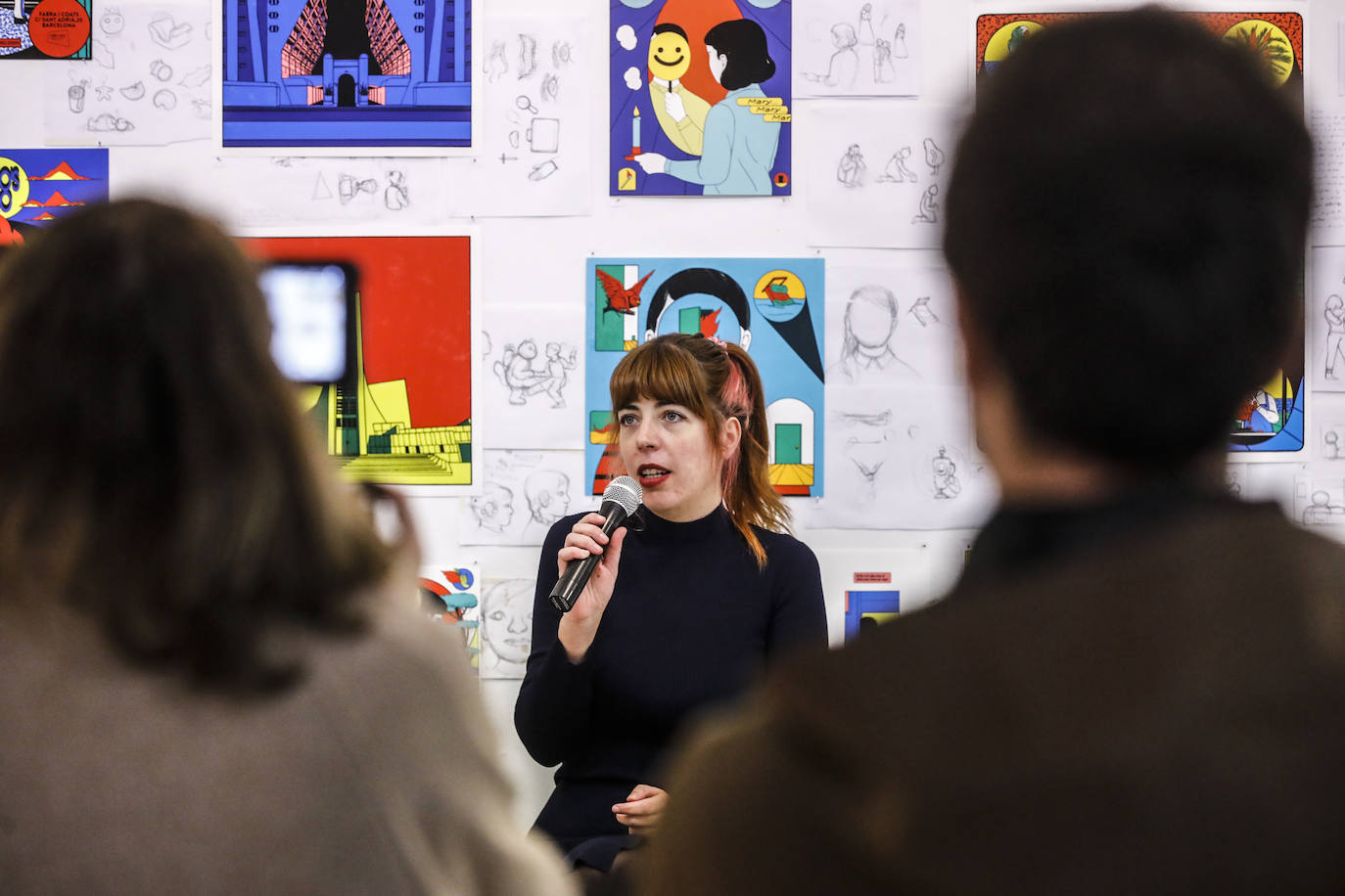 La autora catalana Cristina Daura expone su obra en el Ayuntamiento