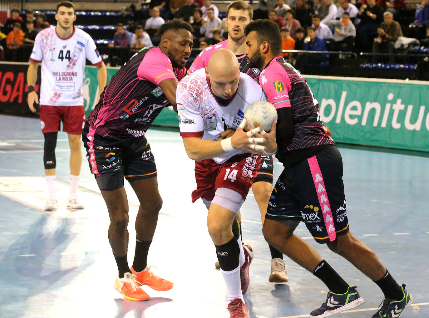 El Ciudad de Logroño logra una necesitada victoria frente al Puente Genil