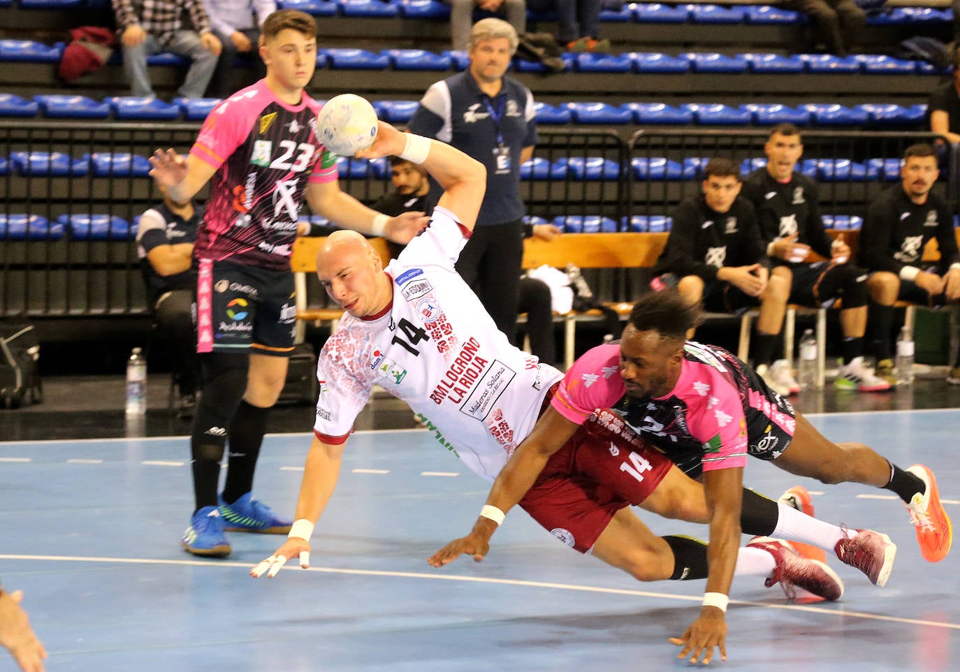 El Ciudad de Logroño logra una necesitada victoria frente al Puente Genil