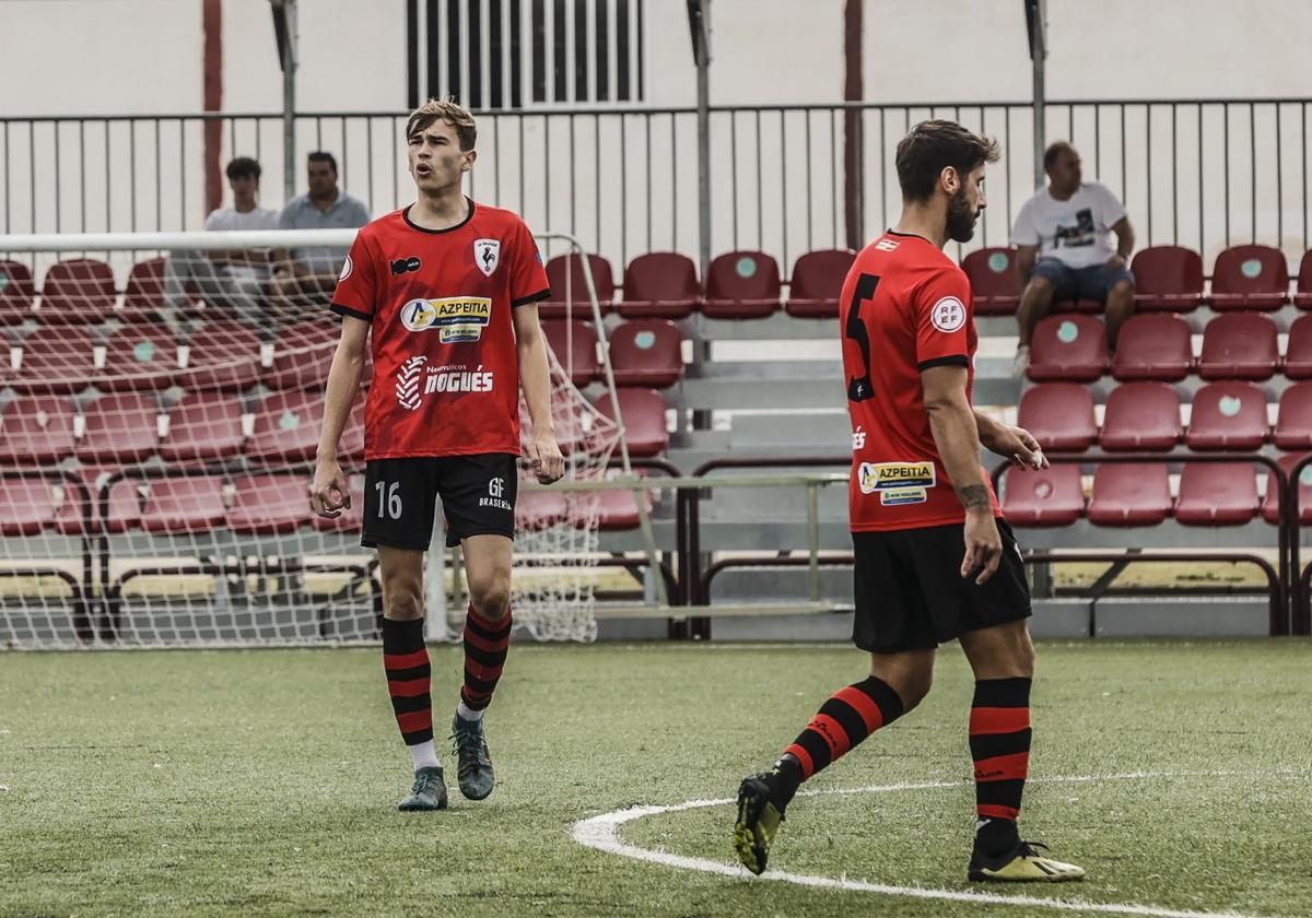 Bañuelos y Andrés durante el partido contra el Comillas .