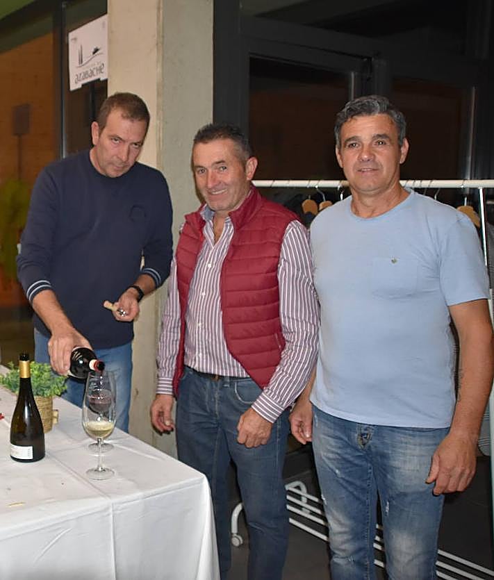 Imagen secundaria 2 - Arriba El alcalde, Ángel Fernández, y el educador en vinos José Ramón Jiménez con los cofrades del Rioja. Abajo a la izquierda Javier Mateo, Antonio Rubio e Isidro Moneva catando vinos. Abajo a la derecha José Luis Rubio, José Luis Garrido y Ramón Ruiz. 