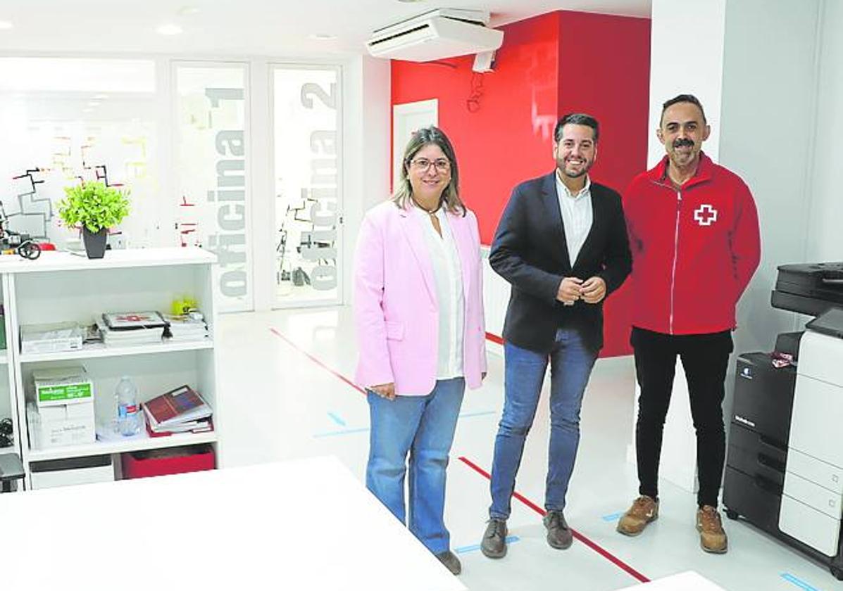 La edil Rosa Herce, Javier García y Carlos Cordón, ayer en Cruz Roja.