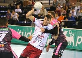 Juan Palomino en acción ante el Puente Genil.