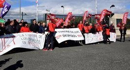 Aistentes a la concentración de protesta desarrolada ayer.