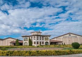 Bodegas Altanza se levanta al estilo de un château francés rodeado de viñedos.