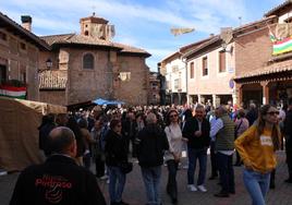 Cientos de visitantes llenaron las calles de Pedroso para disfrutar de la XXV Feria de la Nuez.