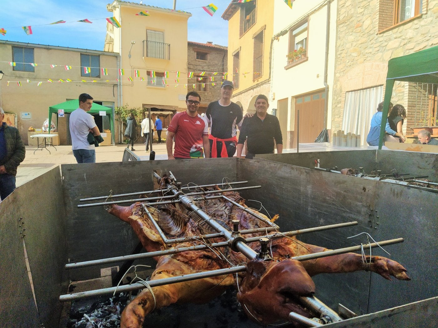 Marcos, Antonio y Pancho, primeros de la marcha, junto al cerdo.