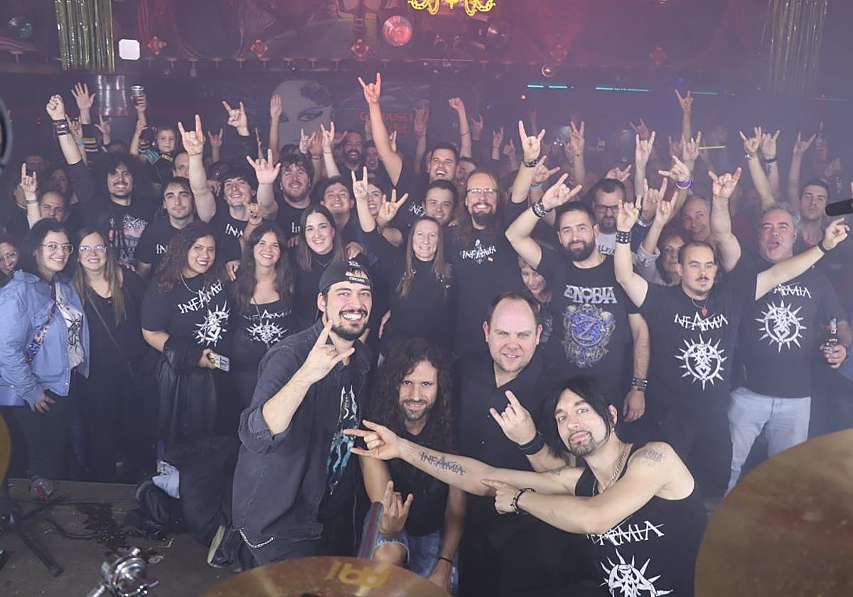 Fotografía fin de concierto de la banda -Claudio Navo, Alberto Carretero, Fredy Arnedo y Fran J. Cernadas- con el público que llenó la Crepúsculo.